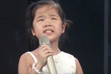 Giám khảo nghẹn ngào khi cô bé khiếm thị hát về mẹ