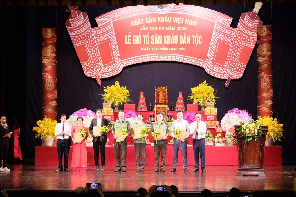NSND Quốc Trượng, NSƯT Thiện Tùng xúc động trong lễ giỗ Tổ Sân khấu - 3 NSND Quốc Trượng, NSƯT Thiện Tùng xúc động trong lễ giỗ Tổ Sân khấu - 3