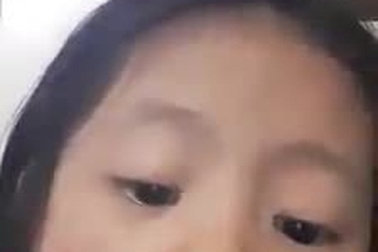 Dân mạng cười "mém xỉu" khi nghe cô bé Quảng Nam diễn livestream bán hàng