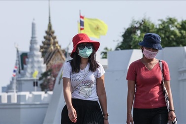 Các nước xúc tiến hộ chiếu vắc xin Covid-19, thận trọng mở cửa