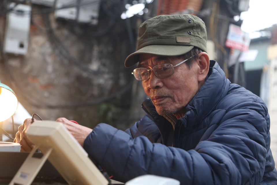 Hà Nội: Cụ ông 70 tuổi hơn 30 năm ôm đơn đi làm giấy tờ nhập hộ khẩu - 1 Hà Nội: Cụ ông 70 tuổi hơn 30 năm ôm đơn đi làm giấy tờ nhập hộ khẩu - 1