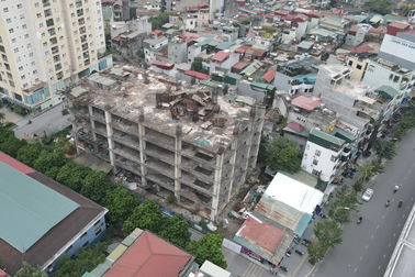 Cao ốc trơ khung hoen gỉ trên "đất vàng" nhà máy cũ