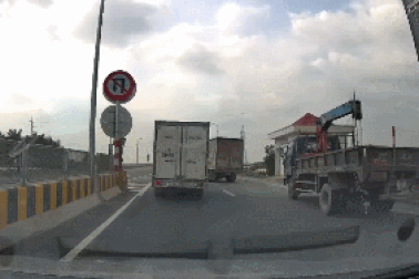 Xe tải phanh gấp để quay đầu trên cầu, suýt gây tai nạn liên hoàn