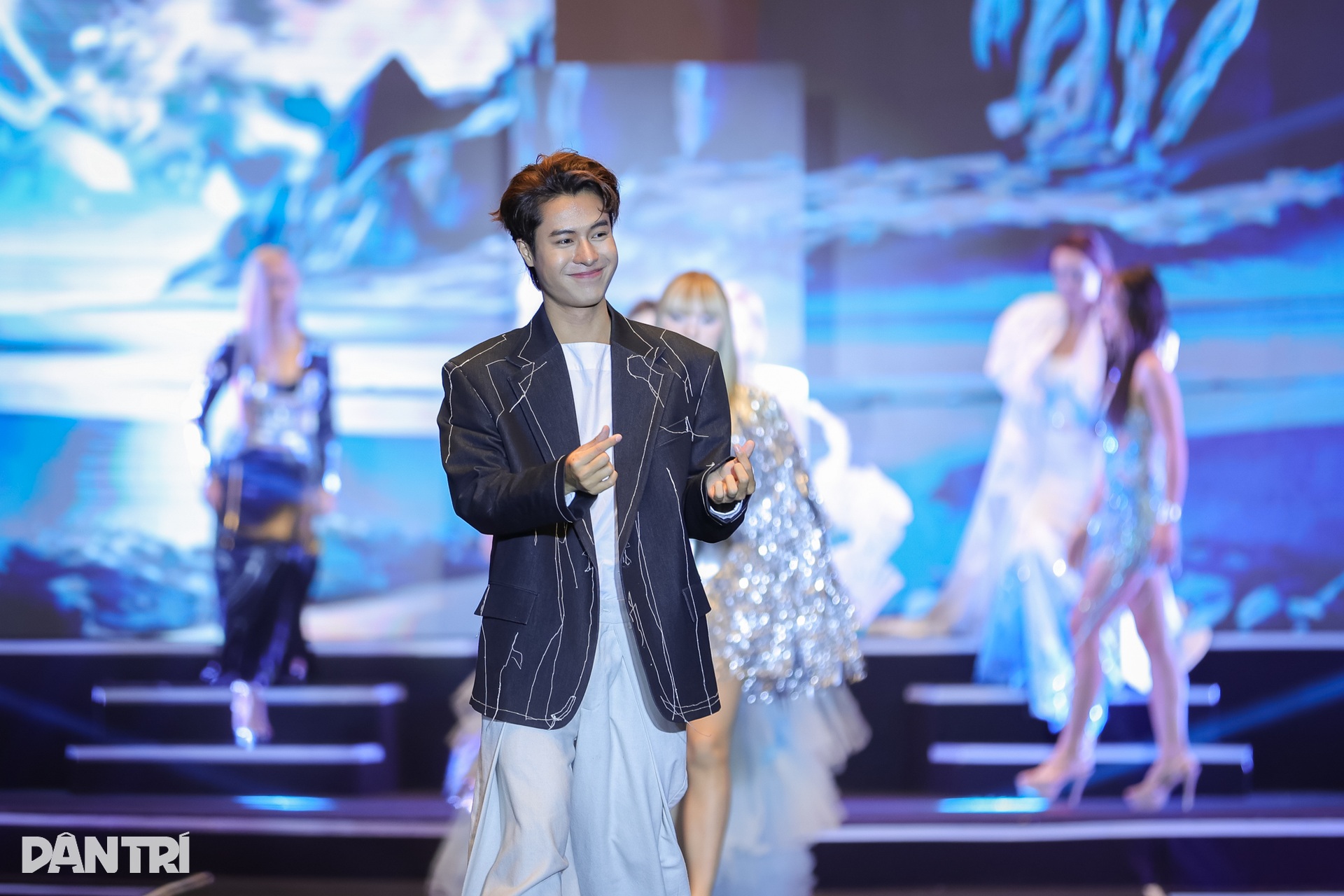 Hoa hậu Sắc đẹp Quốc tế ngưỡng mộ lòng yêu nước của người Việt Nam - 10