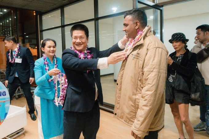 Đại diện VNA trao hoa cho các vị khách đầu tiên tới Đôn Mường của chặng bay mới Don Muang - Đà Nẵng hạ cánh tại thủ đô Bangkok vào tối 29/11.