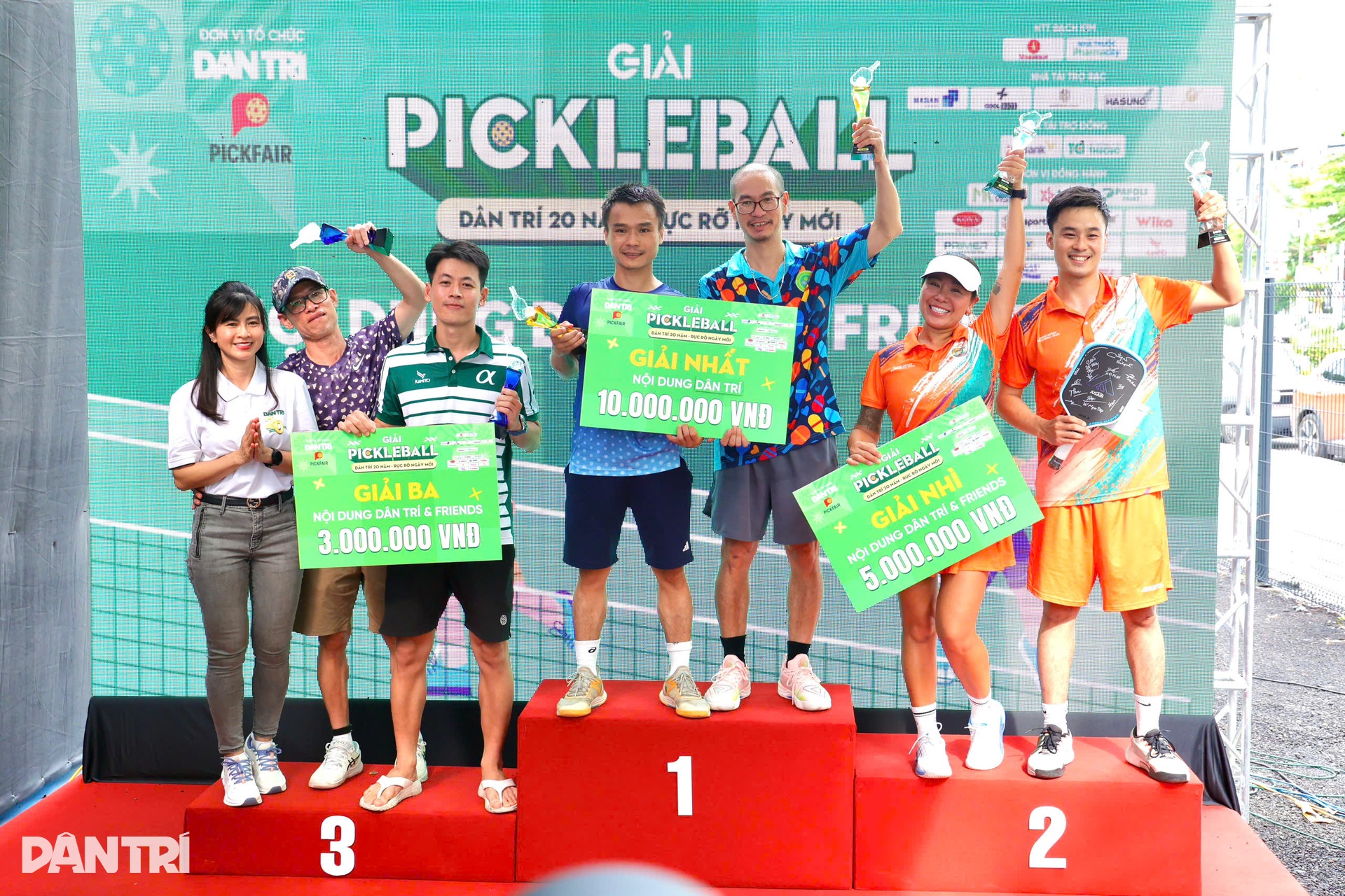 Cặp đôi CLB Pickleball Nghệ sĩ Hà Nội là Á quân nội dung Dân trí Friends - 12 Cặp đôi CLB Pickleball Nghệ sĩ Hà Nội là Á quân nội dung Dân trí Friends - 12