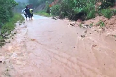 Những tuyến đường tại tỉnh Kon Tum bị sạt lở do ảnh hưởng bão số 9