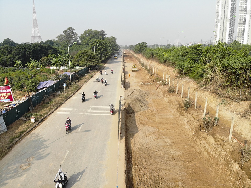 Tiếp tục xén dải phân cách, mở rộng đường gom Đại lộ Thăng Long - 4 Tiếp tục xén dải phân cách, mở rộng đường gom Đại lộ Thăng Long - 4