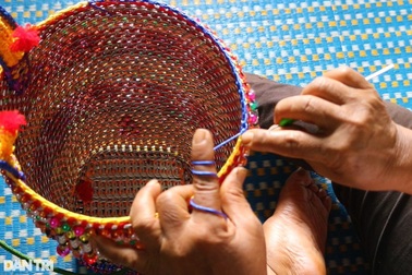 Độc đáo những chiếc gùi của người phụ nữ Jrai làm từ... nắp lon nước