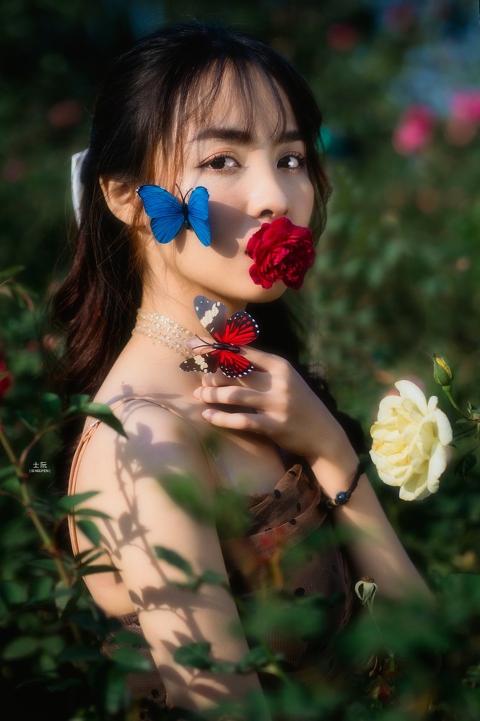 Nữ sinh Bách khoa hóa công chúa mơ màng giữa rừng hoa - 3 Nữ sinh Bách khoa hóa công chúa mơ màng giữa rừng hoa - 3