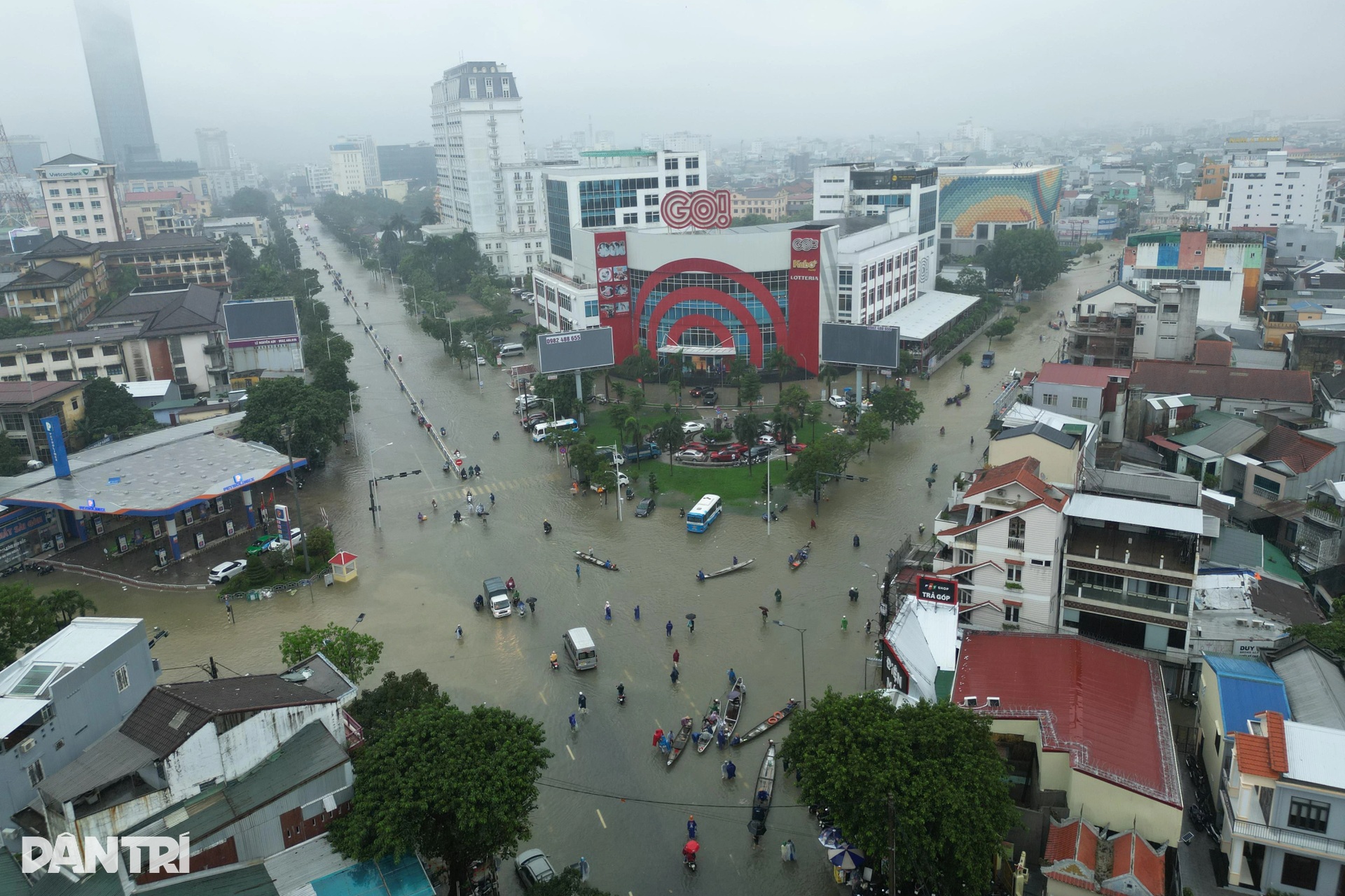 Thành phố Huế mênh mông nước, người dân di chuyển bằng thuyền giữa đô thị - 1