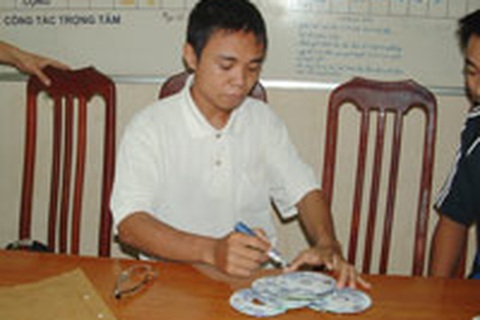 Truy quét đĩa “đen” dán nhãn Nhật ký Vàng Anh 