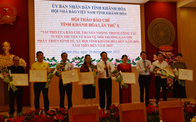 Ban tổ chức trao Giấy chứng nhận cho các doanh nghiệp đồng hành cùng Hội thảo