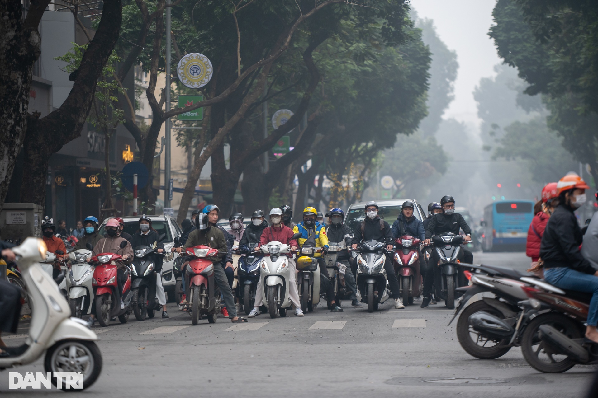 Bầu trời Hà Nội tái diễn tình trạng sương mù dày đặc - 13 Bầu trời Hà Nội tái diễn tình trạng sương mù dày đặc - 13