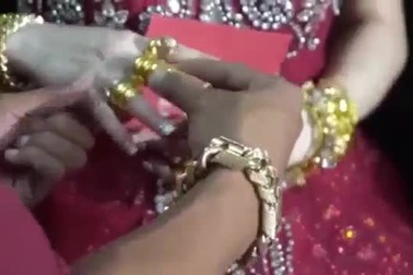 Xôn xao hình ảnh cô dâu đeo vàng “trĩu cổ” trong đám cưới ở Cà Mau (Video: Facebook)