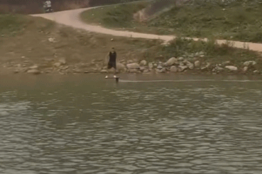 Nam thanh niên khiến dân mạng “dậy sóng” với màn nhún nhảy trên mặt sông