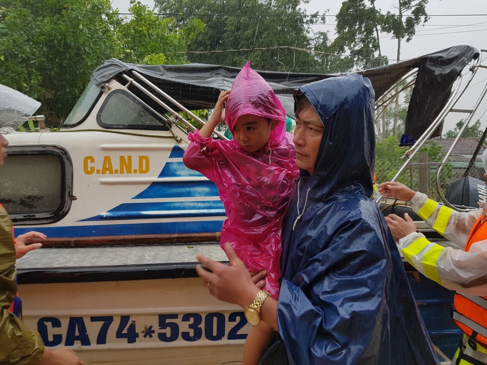 Vượt mưa lũ vào từng khu dân cư giải cứu người dân - 8 Vượt mưa lũ vào từng khu dân cư giải cứu người dân - 8