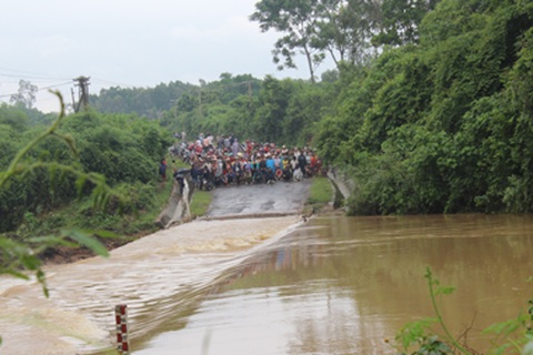 Huy động 10 thuyền tìm kiếm 5 nạn nhân trên ô tô bị nước nhấn chìm