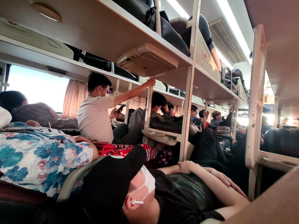 Chật vật rời Thủ đô: Về trước nửa ngày vẫn bị nhồi trên xe gần trăm người - 2 Chật vật rời Thủ đô: Về trước nửa ngày vẫn bị nhồi trên xe gần trăm người - 2