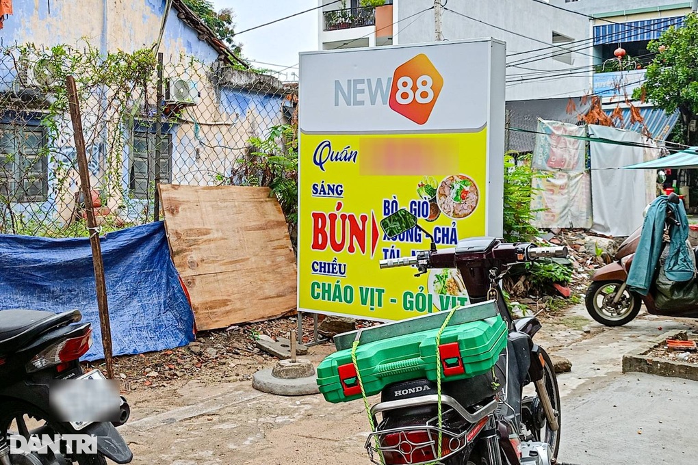Biển hiệu chèn logo trang mạng cờ bạc len lỏi nhiều nơi ở Đà Nẵng - 5 Biển hiệu chèn logo trang mạng cờ bạc len lỏi nhiều nơi ở Đà Nẵng - 5