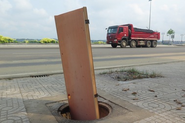 Hàng loạt nắp cống trên tuyến đường đẹp nhất Quảng Ngãi bị lấy cắp