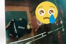 Truy tìm thanh niên quỳ mọp, nhòm ngược váy bé gái trong thang máy