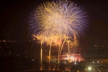 Pháo hoa rực sáng bầu trời Hà Nội chào mừng lễ kỷ niệm 30/4