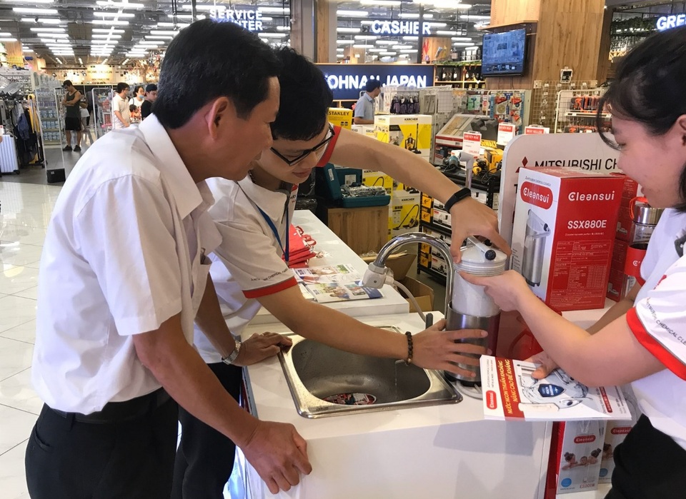 Lọc nước chính hãng Cleansui “lên kệ” các siêu thị lớn - 3 Lọc nước chính hãng Cleansui “lên kệ” các siêu thị lớn - 3
