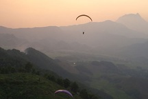 Ngỡ ngàng cảnh đẹp núi non sừng sững giữa Hà Nội