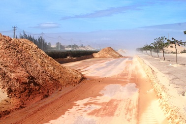 Bình Định: Cát bay lấp đường Khu kinh tế Nhơn Hội