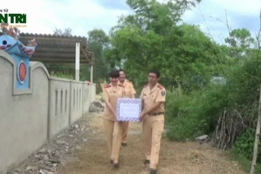 Phòng CSGT tặng quà cho các cháu có bố, mẹ mất vì tai nạn giao thông