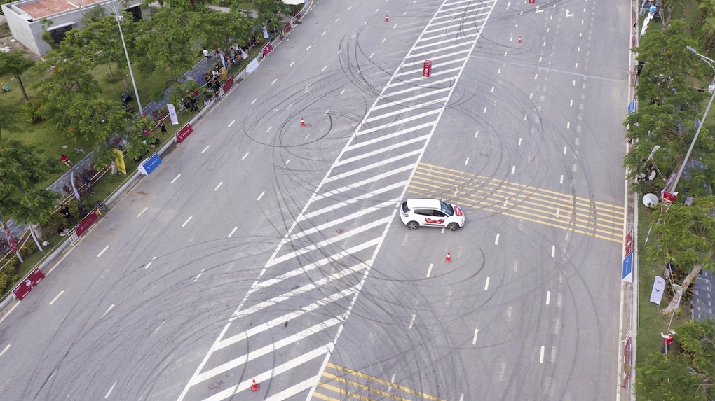 Màn đua nghẹt thở của VF e34 tại giải đua Gymkhana bằng xe điện đầu tiên - 9 Màn đua nghẹt thở của VF e34 tại giải đua Gymkhana bằng xe điện đầu tiên - 9