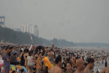 Biển Sầm Sơn đông nghịt du khách trong ngày thứ hai nghỉ lễ