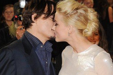 “Cướp biển” Johnny Depp thực sự hẹn hò người đẹp lưỡng tính