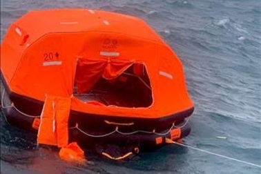 Cứu sống 10 người trên tàu Panama bị chìm gần đảo Phú Quý