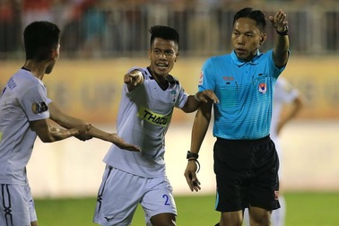 Hàng loạt trọng tài mắc sai sót, bị treo còi ở V-League