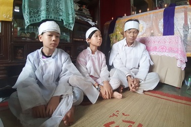 Đau nhói lòng vành khăn trắng trên đầu đứa con sản phụ bị lũ cuốn tử vong