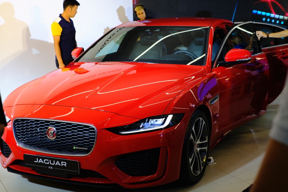 Jaguar XE 2020 và Land Rover Discovery Sport 2020 chốt giá từ 2,61 tỷ đồng - 2 Jaguar XE 2020 và Land Rover Discovery Sport 2020 chốt giá từ 2,61 tỷ đồng - 2