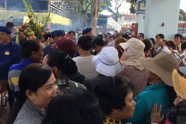 Cảnh tượng "nghẹt thở" dòng người chen chân đổ về đền Nguyễn Trung Trực kiếng viếng nhân ngày giỗ lần thứ 149.