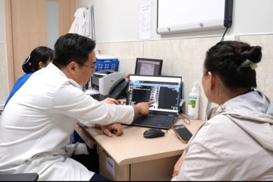 Đau lưng sau thời gian ngồi lâu: Dấu hiệu vẹo cột sống dễ bị bỏ qua