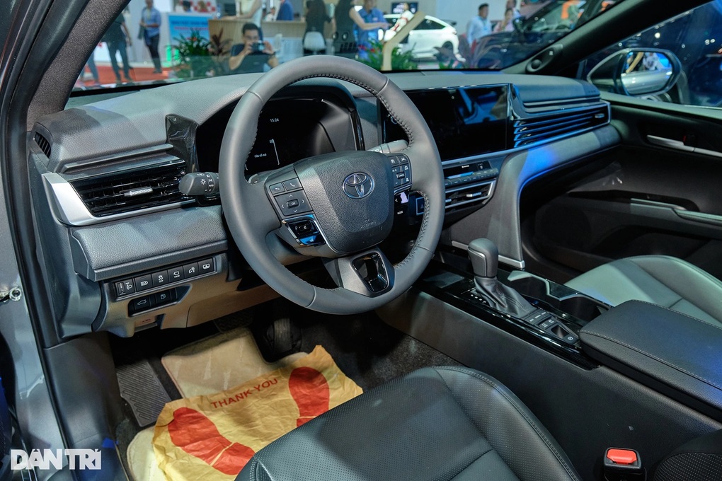 Toyota Camry giảm khoảng 100 triệu đồng tại đại lý cho xe 2024 - 2 Toyota Camry giảm khoảng 100 triệu đồng tại đại lý cho xe 2024 - 2