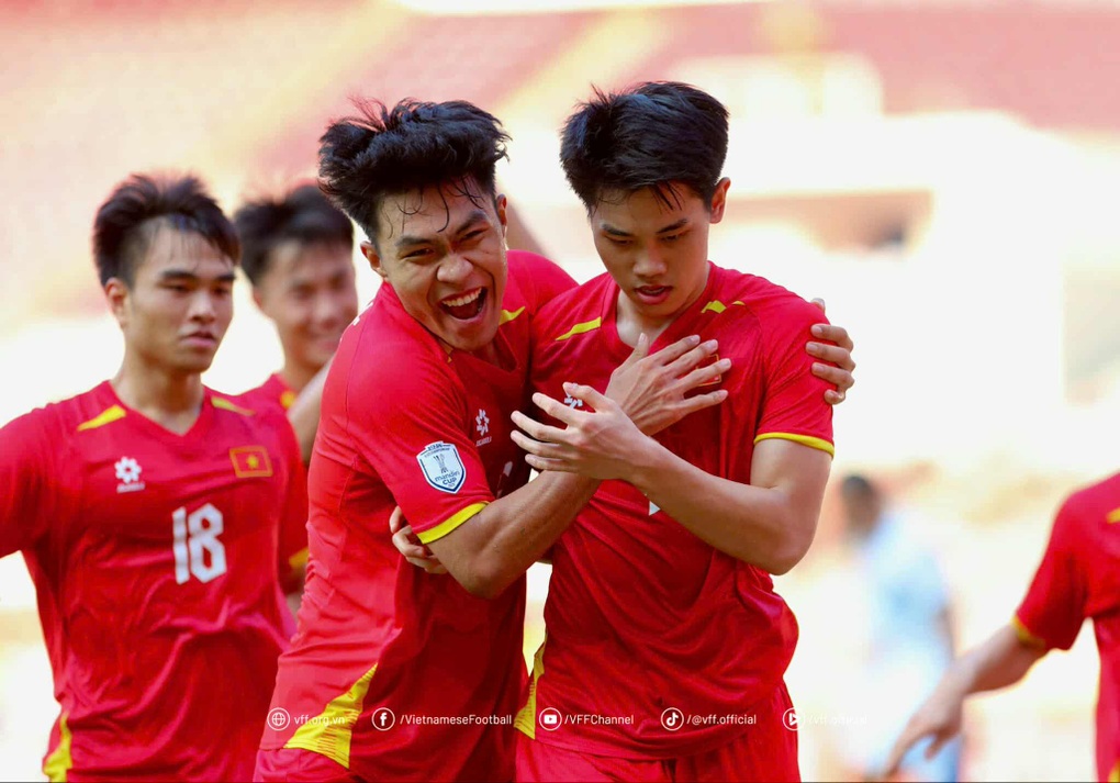 แฟนบอลอินโดนีเซียแสดงปฏิกิริยาอย่างแข็งขันเมื่อทีมของพวกเขาเผชิญหน้ากับ U23 เวียดนาม - 1 CĐV Indonesia phản ứng mạnh mẽ khi đội nhà đối đầu với U23 Việt Nam - 1