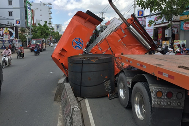 Ẩn họa từ xe chở thép cuộn luôn chực chờ, bao giờ mới có quy định "xiết"?