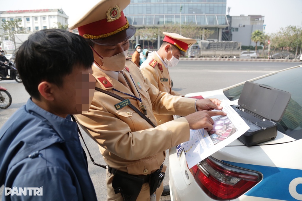 Tài xế không thắt dây an toàn sẽ bị phạt tới 1 triệu đồng - 3 Tài xế không thắt dây an toàn sẽ bị phạt tới 1 triệu đồng - 3