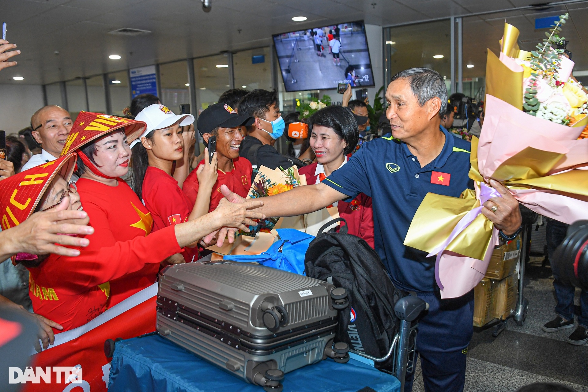 Tuyển nữ Việt Nam rạng rỡ ngày về nước, HLV Mai Đức Chung nhận quà đặc biệt - 4