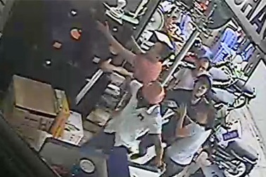 Bắt băng côn đồ dùng mã tấu “đại náo” trung tâm điện máy