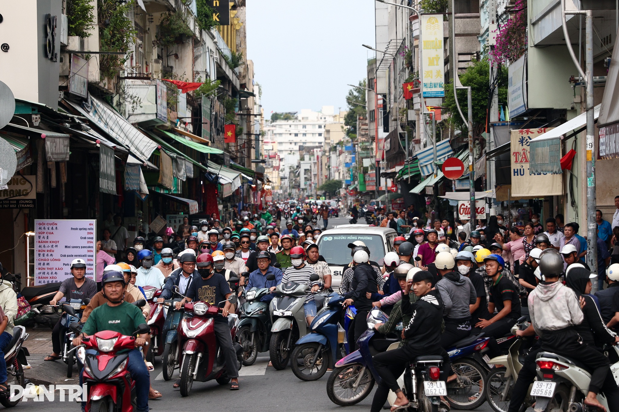 Thanh niên cầm dao đi giật đồ cúng rằm tháng Bảy ở TPHCM - 7