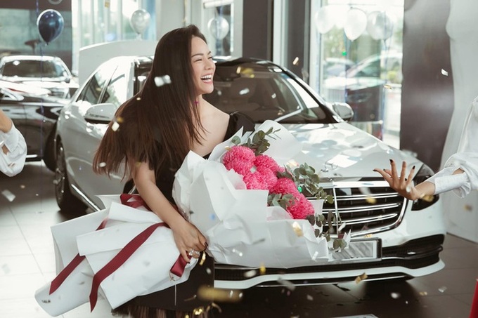 Hết TiTi đến Nhật Kim Anh tậu thêm xế hộp tiển tỷ: Tậu liên tiếp 3 xe chỉ trong 8 tháng, độ giàu có không phải dạng vừa! - Ảnh 3. Hết TiTi đến Nhật Kim Anh tậu thêm xế hộp tiển tỷ: Tậu liên tiếp 3 xe chỉ trong 8 tháng, độ giàu có không phải dạng vừa! - Ảnh 3.