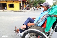 Người đạp xích lô ở phố cổ Hội An thắc thỏm vì diễn biến dịch