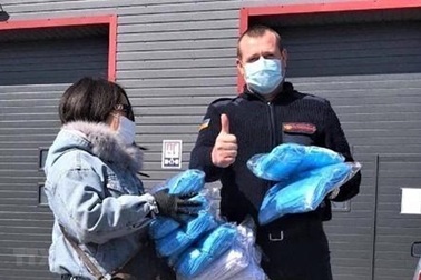 Cộng đồng người Việt ở Ukraine tặng khẩu trang cho bệnh viện